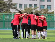 赛前门兴格拉德巴赫队长鼓劲——中超节点到来,悬念犹存,团队化学反应显著 赛前门兴格拉德巴赫队长鼓劲——中超节点到来,悬念犹存,团队化学反应显著